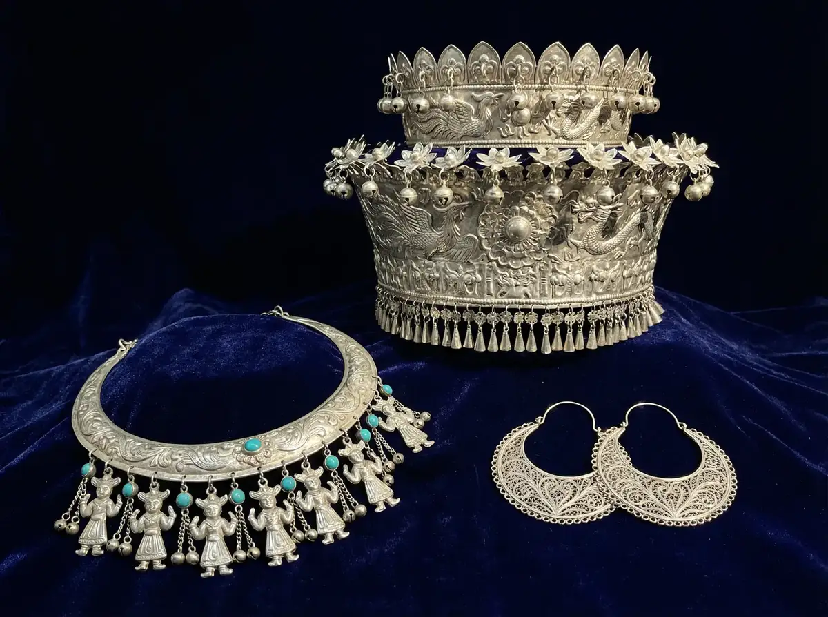 正在制作中的银饰手镯 - 少妇视频